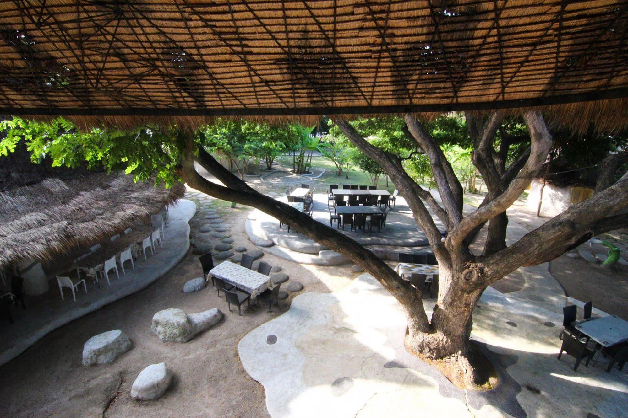 Naidee Sculptured Huts Hotel HHQ Buitenkant foto