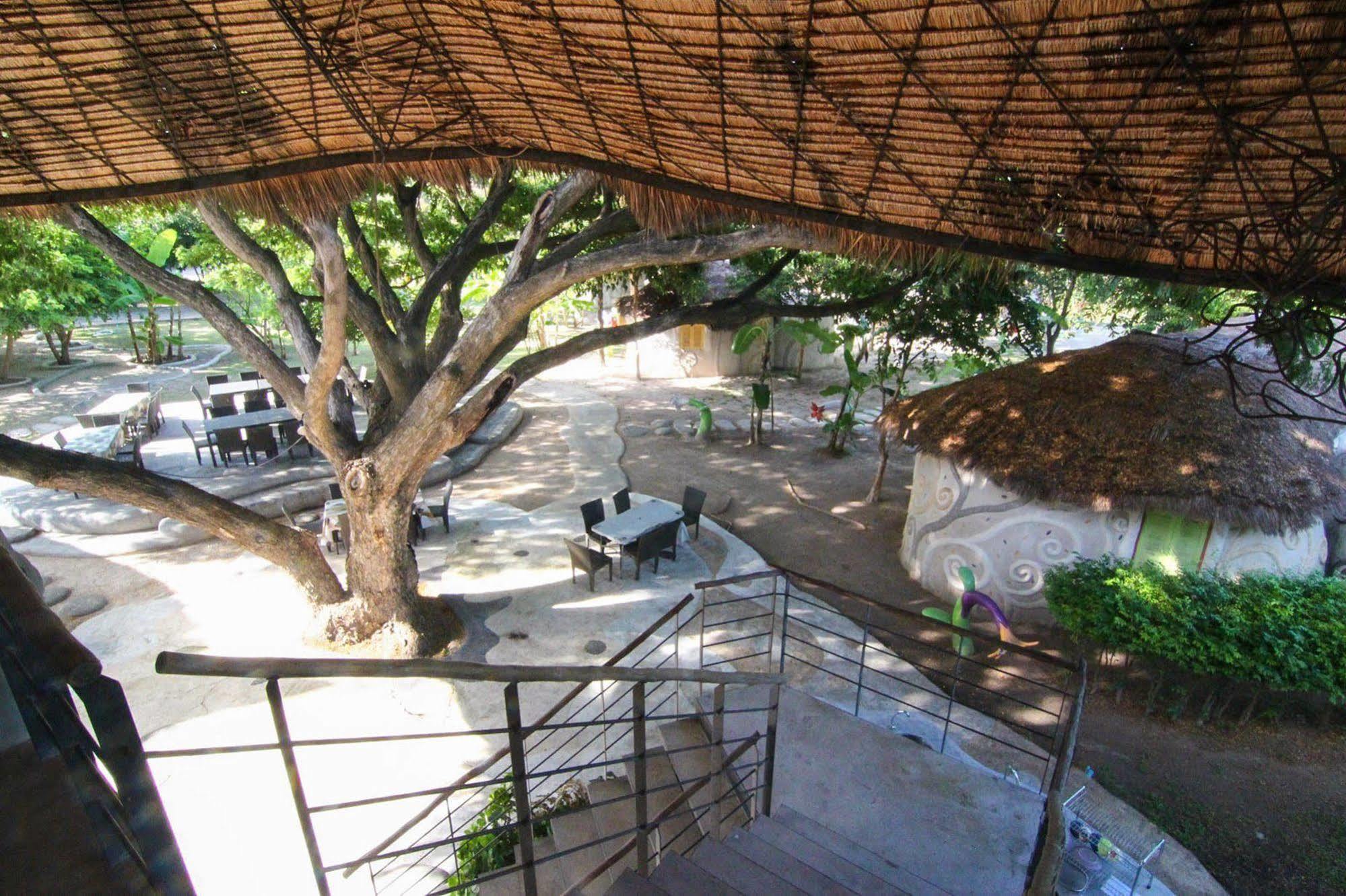Naidee Sculptured Huts Hotel HHQ Buitenkant foto