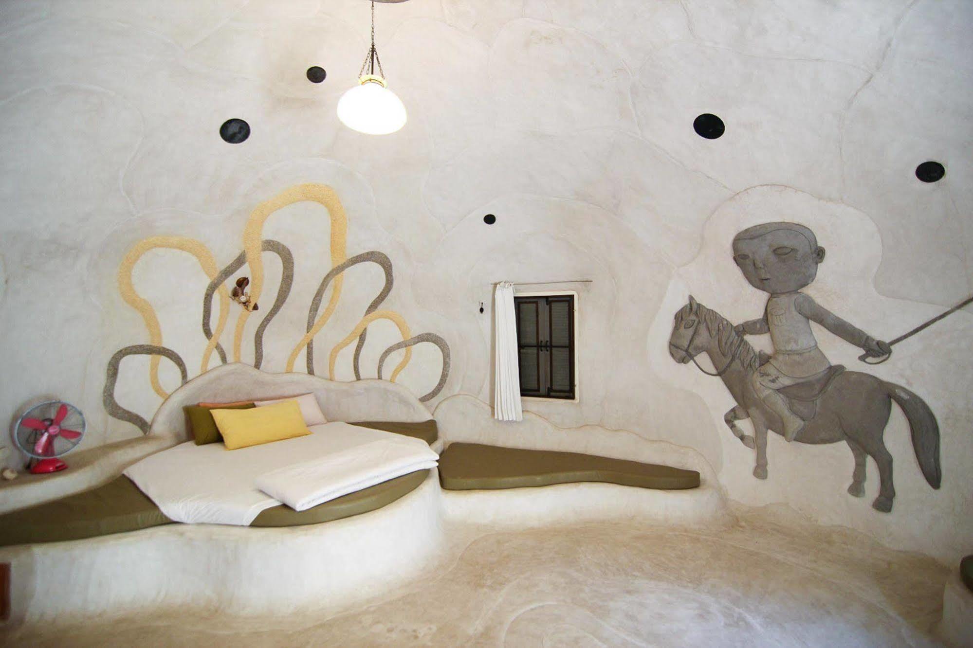 Naidee Sculptured Huts Hotel HHQ Buitenkant foto